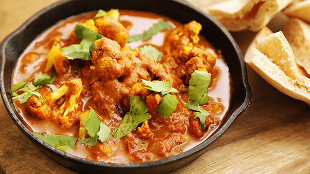 CAULIFLOWER AND CHICKPEAS CURRY